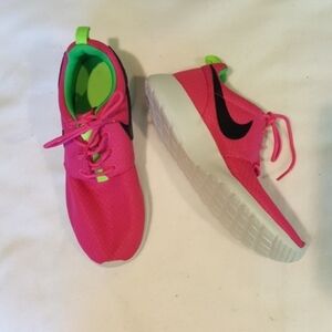 NWOT Nike Womens Roshe Run Sneakers Shoes Sz 7.5